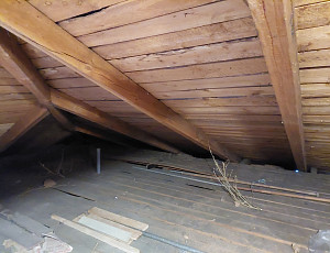 Zateplení stropu rodinného domu pomocí foukané izolace